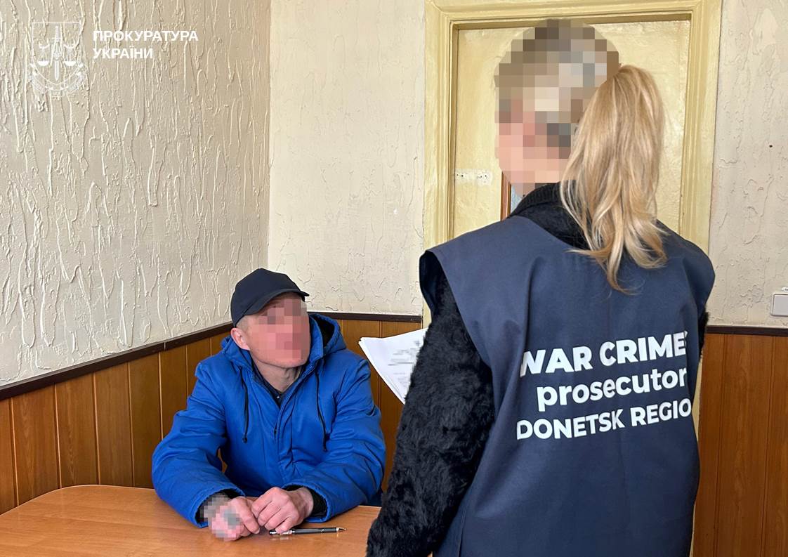 Підозрюваний сидить за столом