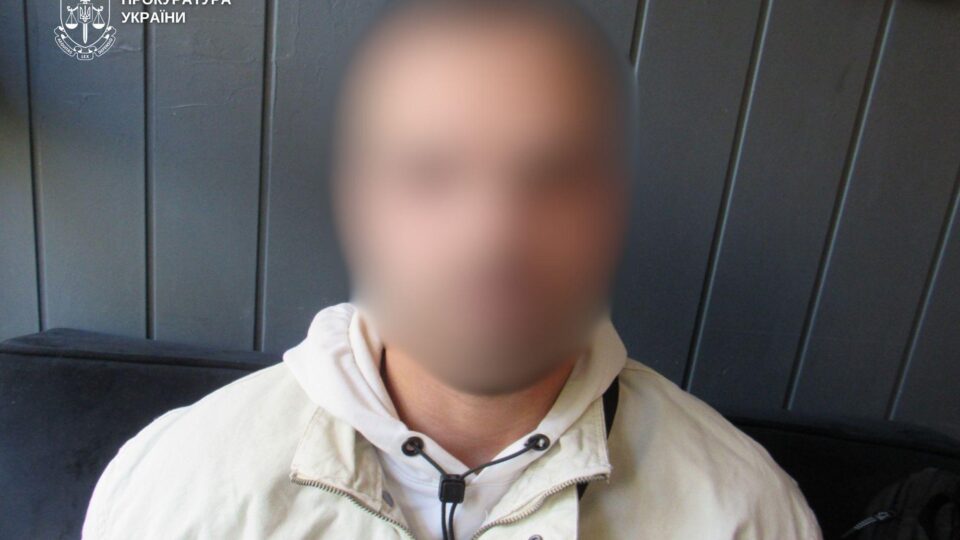 Сам наклеював символіку ЗСУ і сам підпалював авто: у Києві затримали дуже лінивого агента рф  
