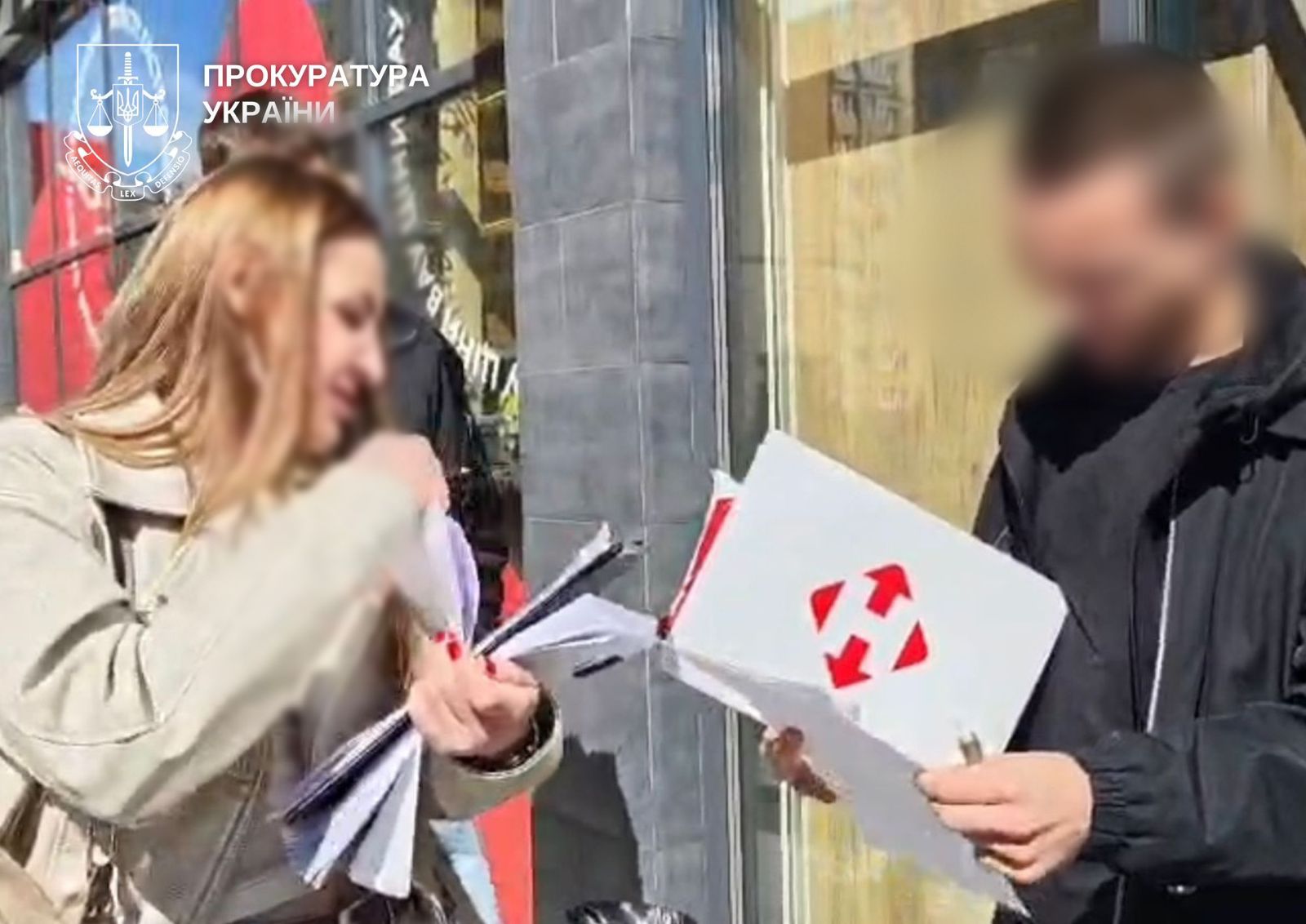Жінка стоїть навпроти чоловіка