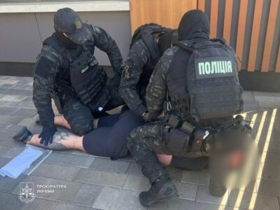 «Решала» на крутих авто: у Києві затримали організатора схеми для ухилянтів