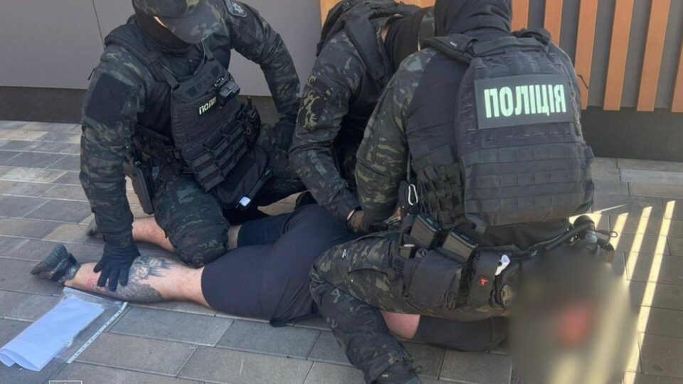 «Решала» на крутих авто: у Києві затримали організатора схеми для ухилянтів  