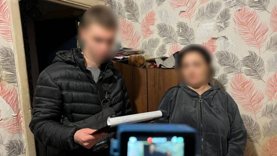 Встановила вебкамеру поблизу військового об’єкта та допомагала ворогу долати РЕБ  