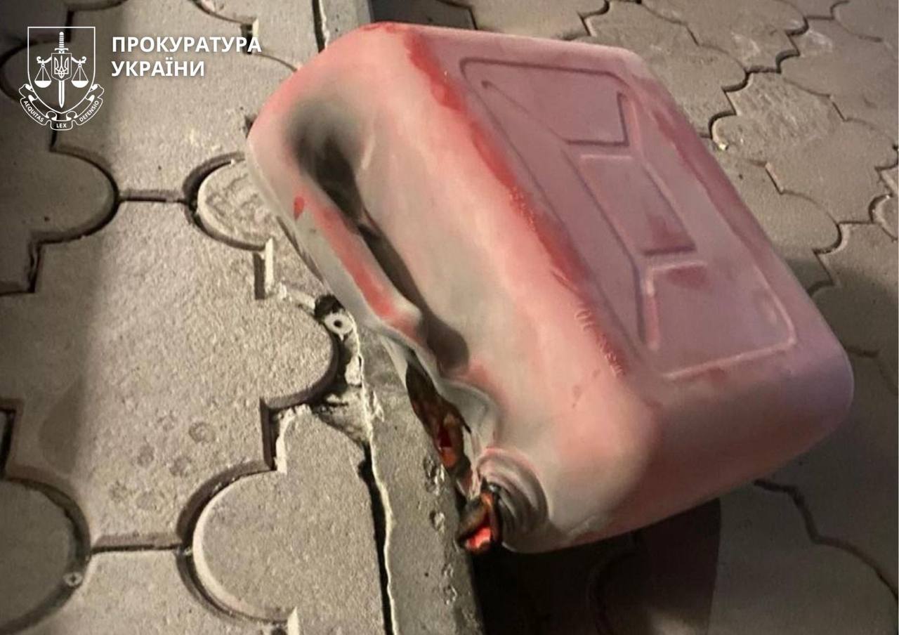 Обгоріла пластикова каністра