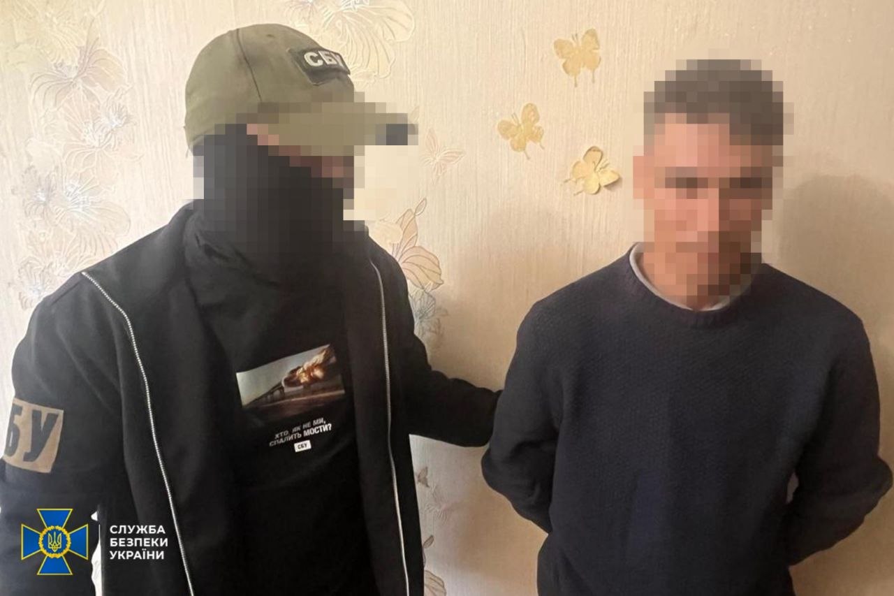 Затриманий у супроводі правоохоронця