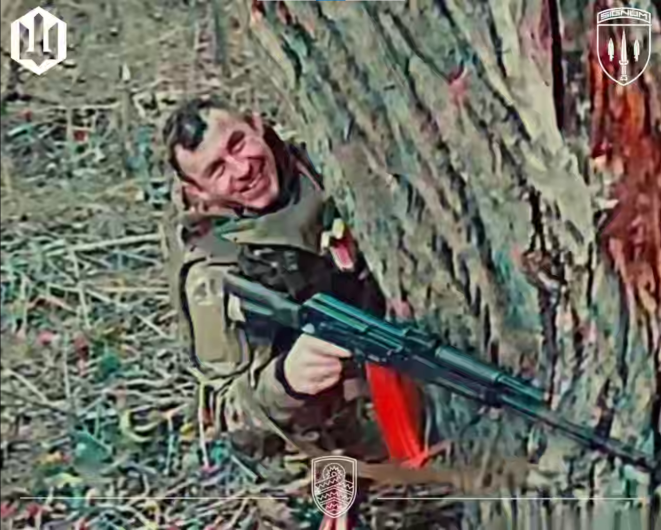 Окупант посміхається нашому дрону, який не вдалося обдурити