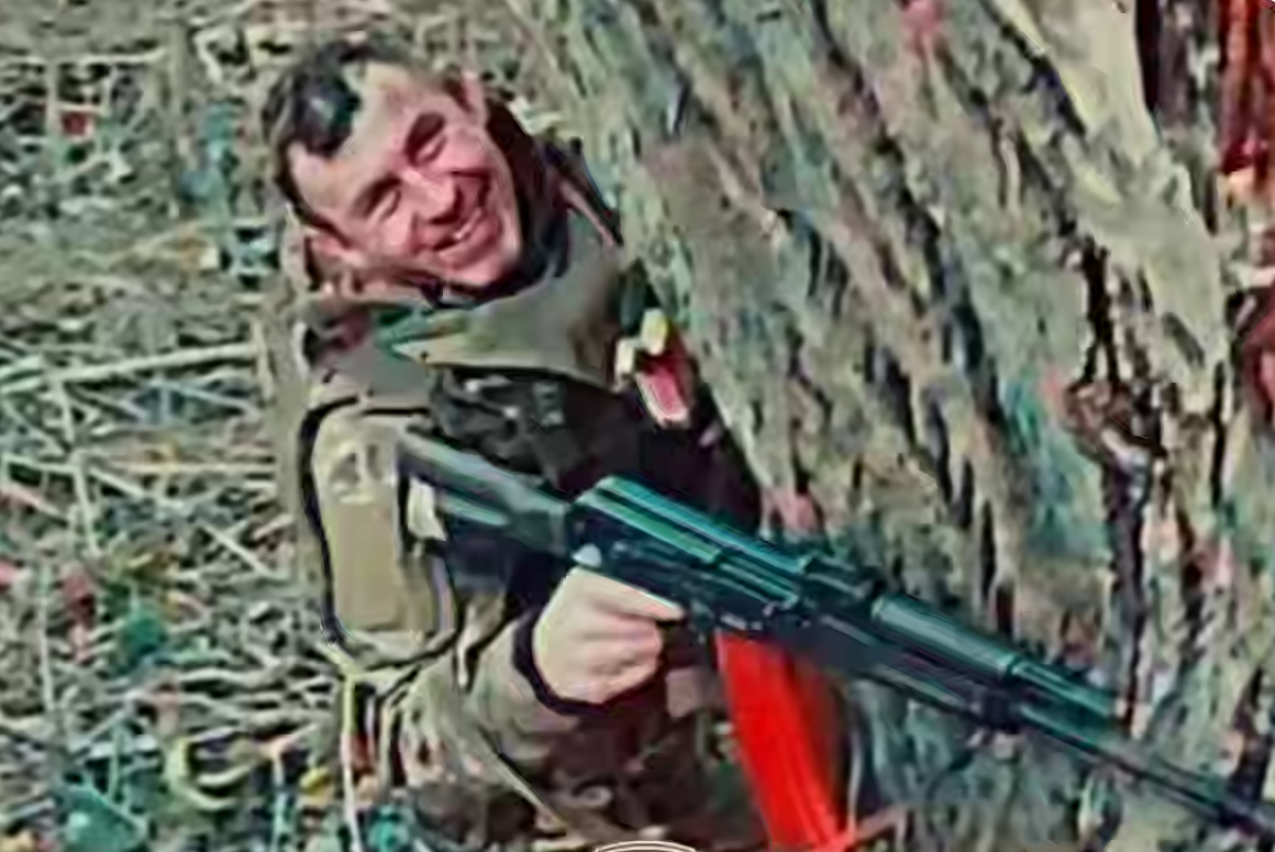 Окупант посміхається нашому дрону, який не вдалося обдурити