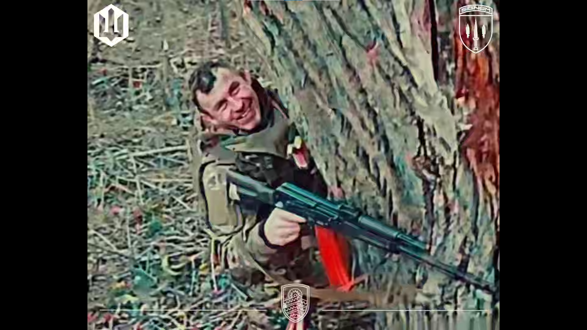 Окупант посміхається нашому дрону, який не вдалося обдурити