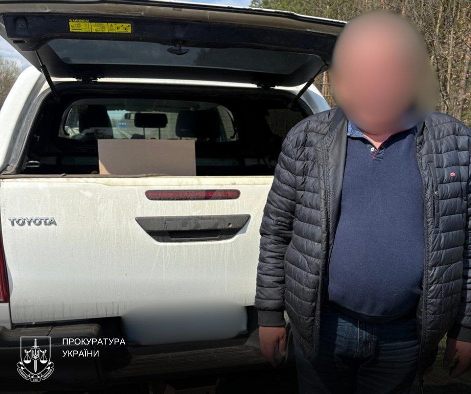 Чоловік стоїть біля авто