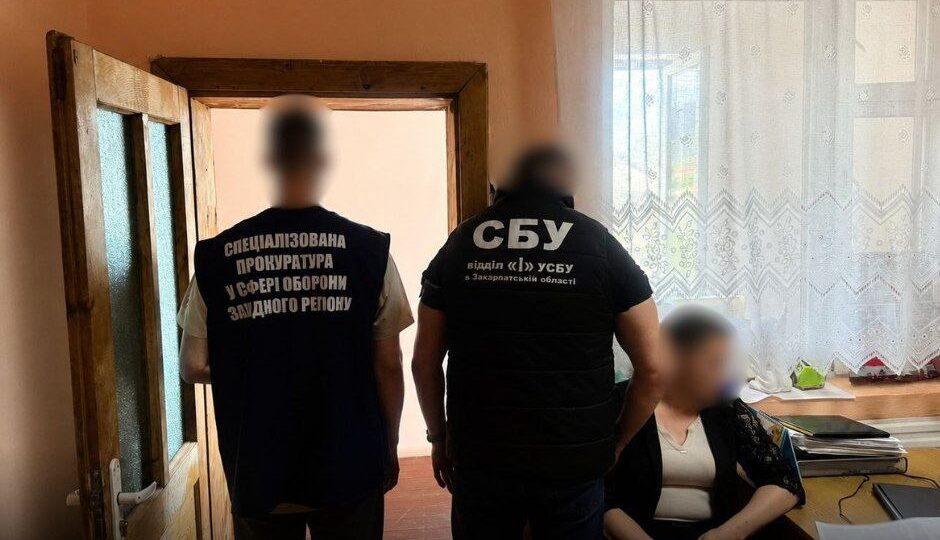 Обіцяла звільнити з армії за $11 тисяч: на Закарпатті викрили адвокатку  