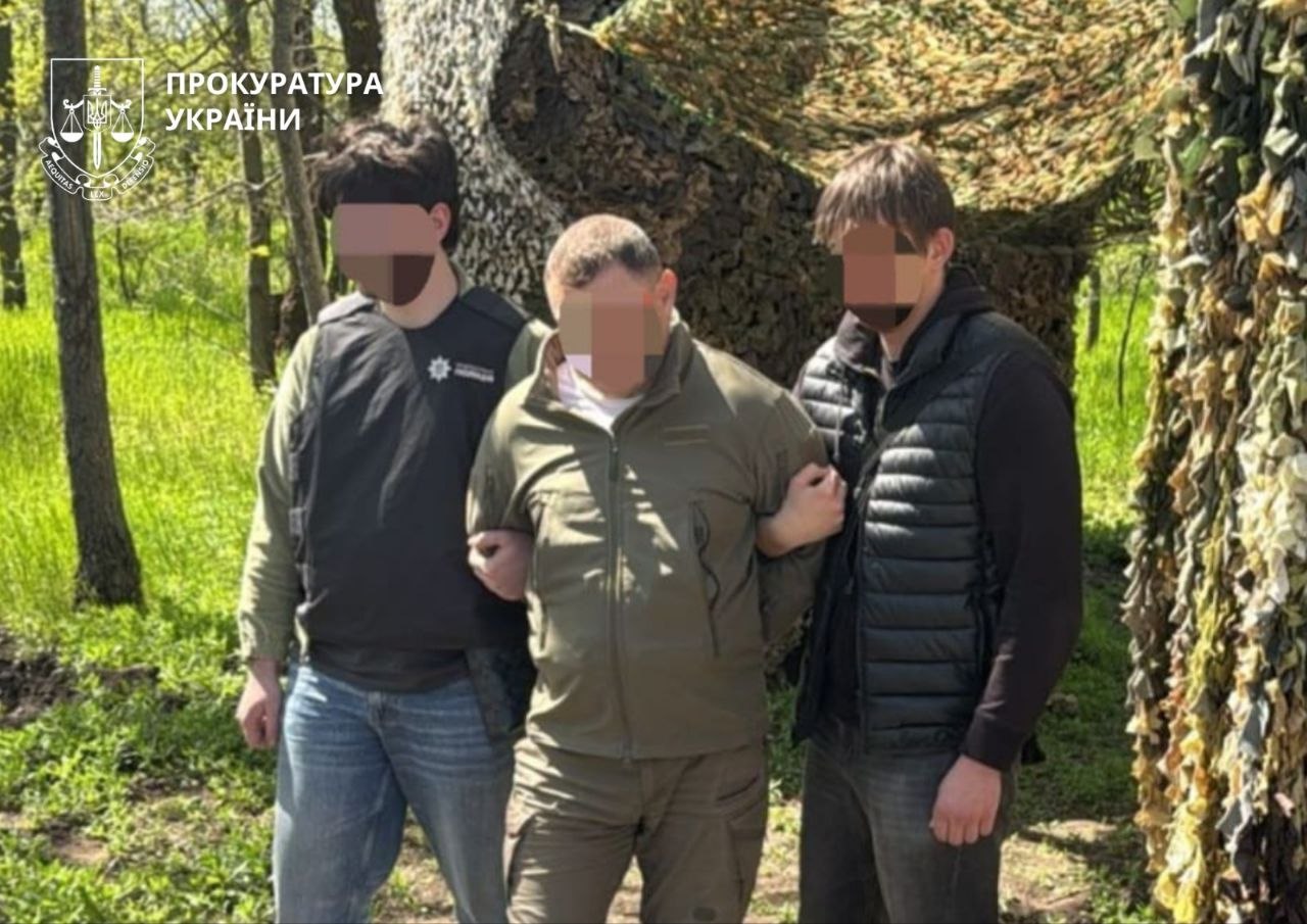 Затриманий в оточенні двох правоохоронців