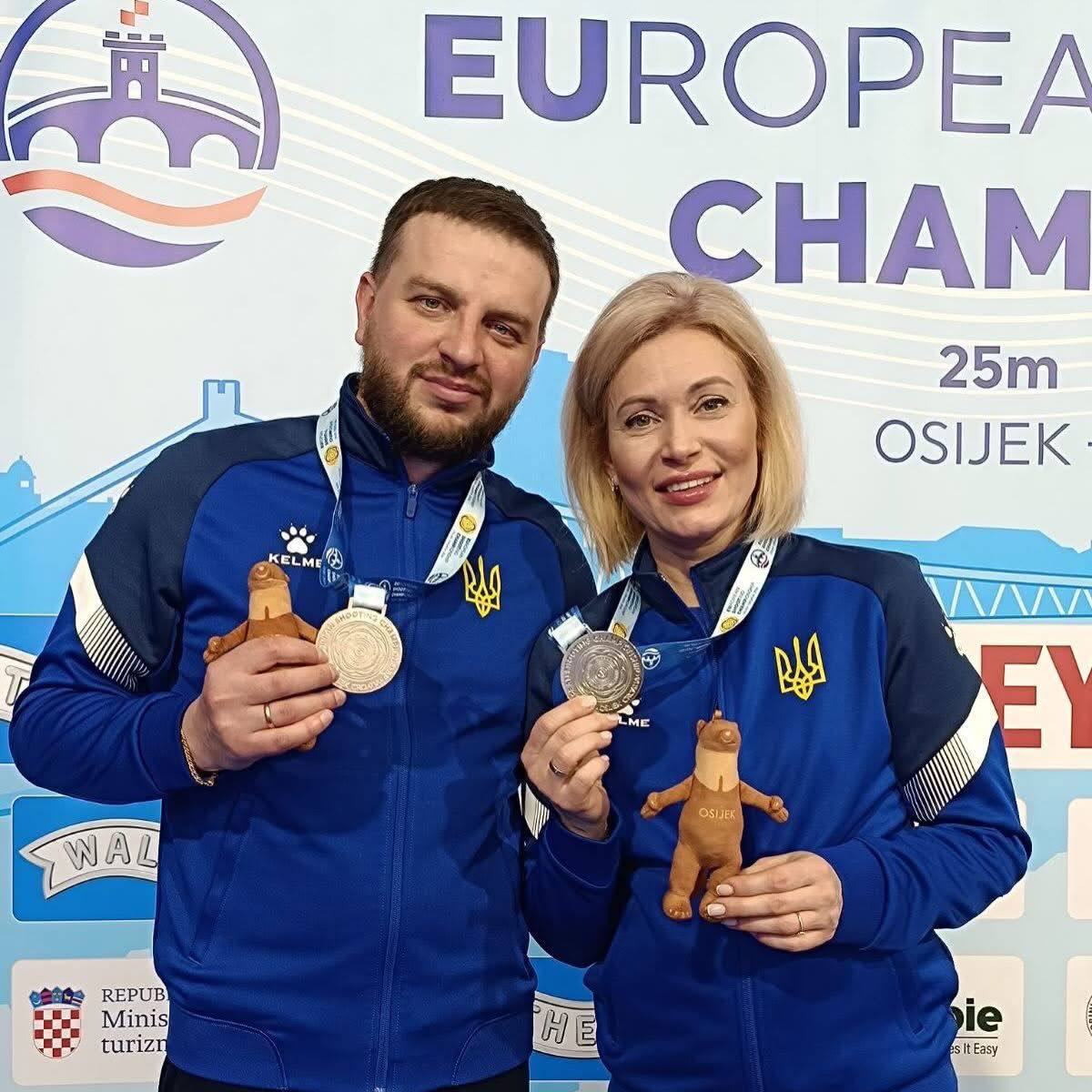 Чоловік та жінка у спортивних костюмах