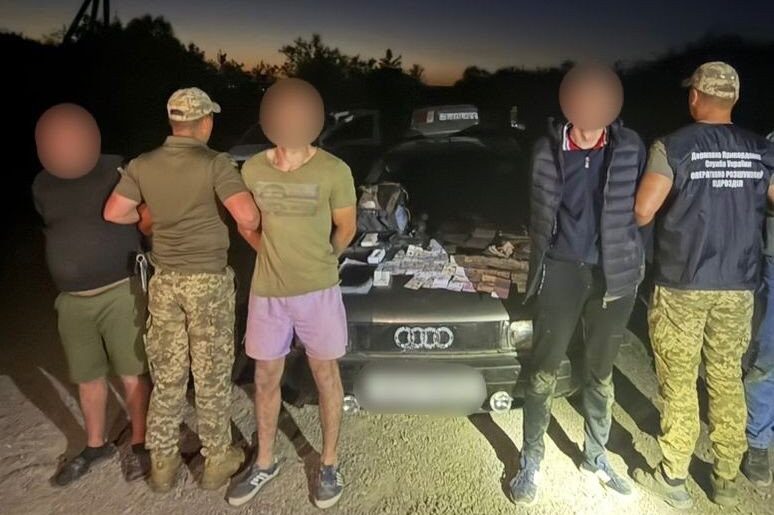 Довелося стріляти: на Закарпатті за 100 метрів від кордону затримали двох ухилянтів та їхнього провідника  