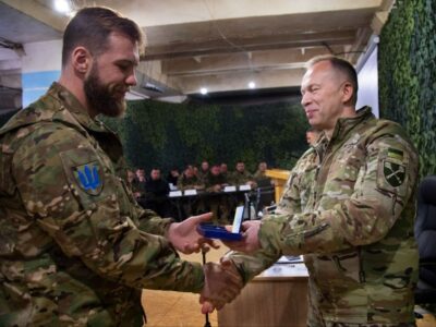 Головнокомандувач ЗСУ вручив нагороди на фронті