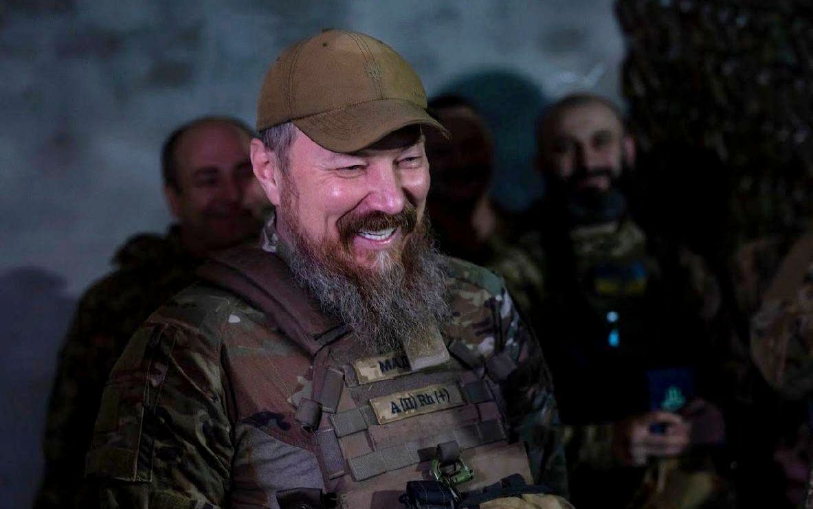 Командувач СБС Роберт Бровді посміхається