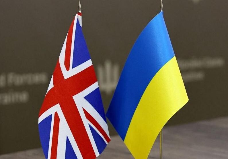Британський та український прапори