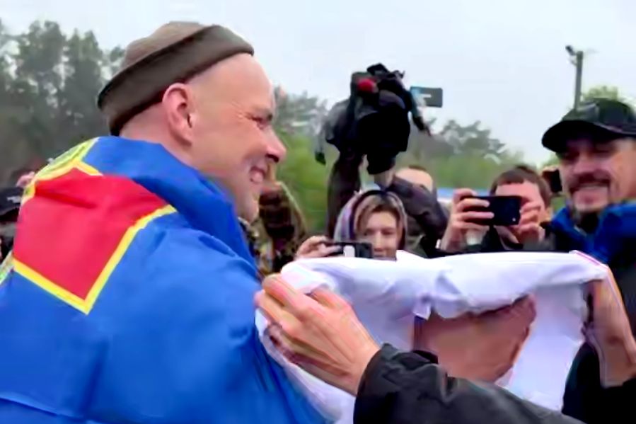 Зустріч українських захисників після повернення з полону