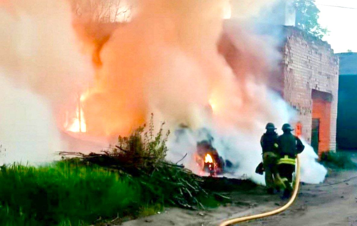 Двоє рятувальників гасять пожежу