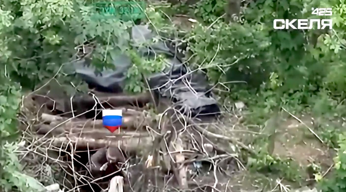 Російський військовий вилазить з бліндажа, щоб здатися у полон