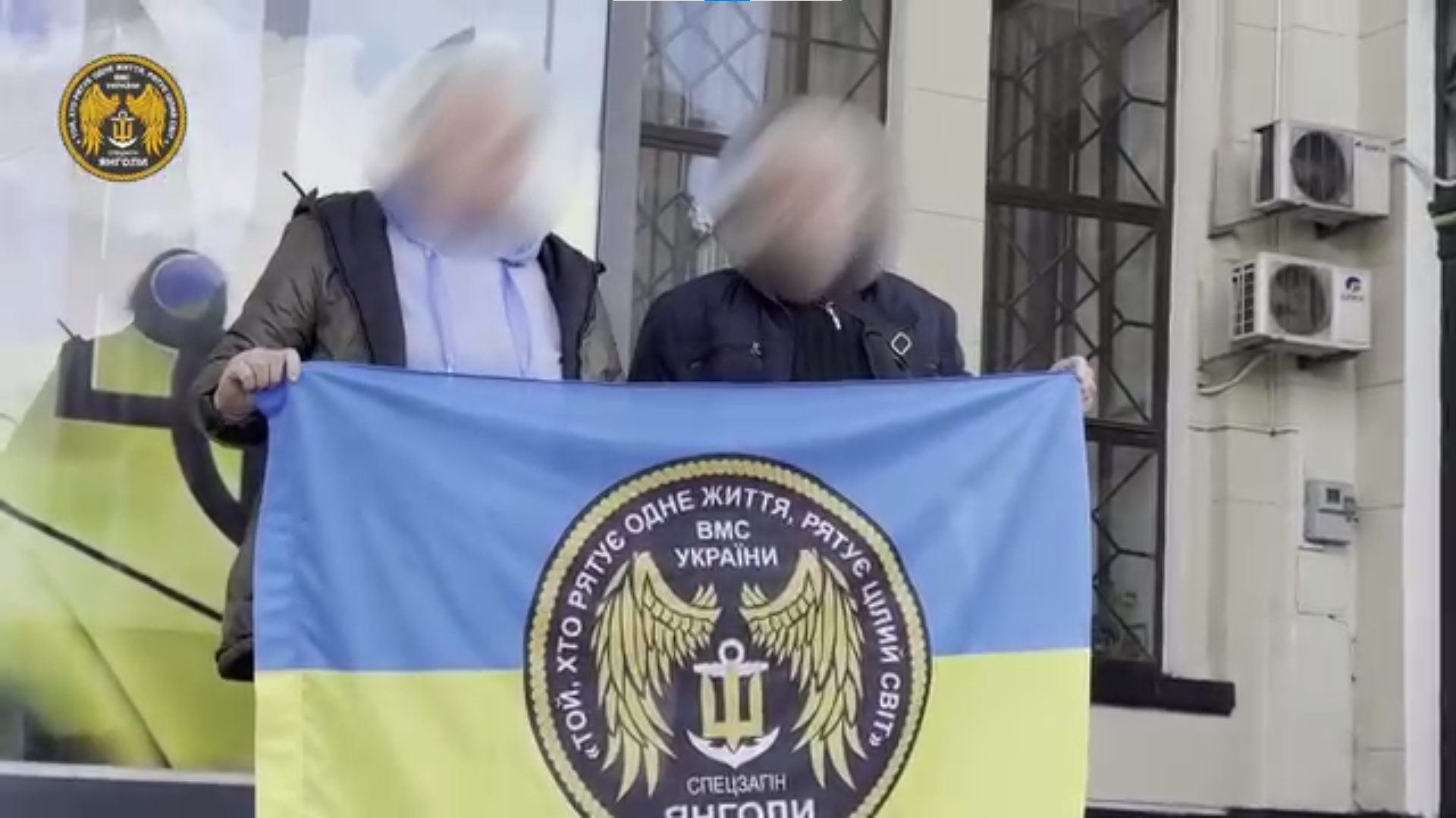 Цивільні з прапором