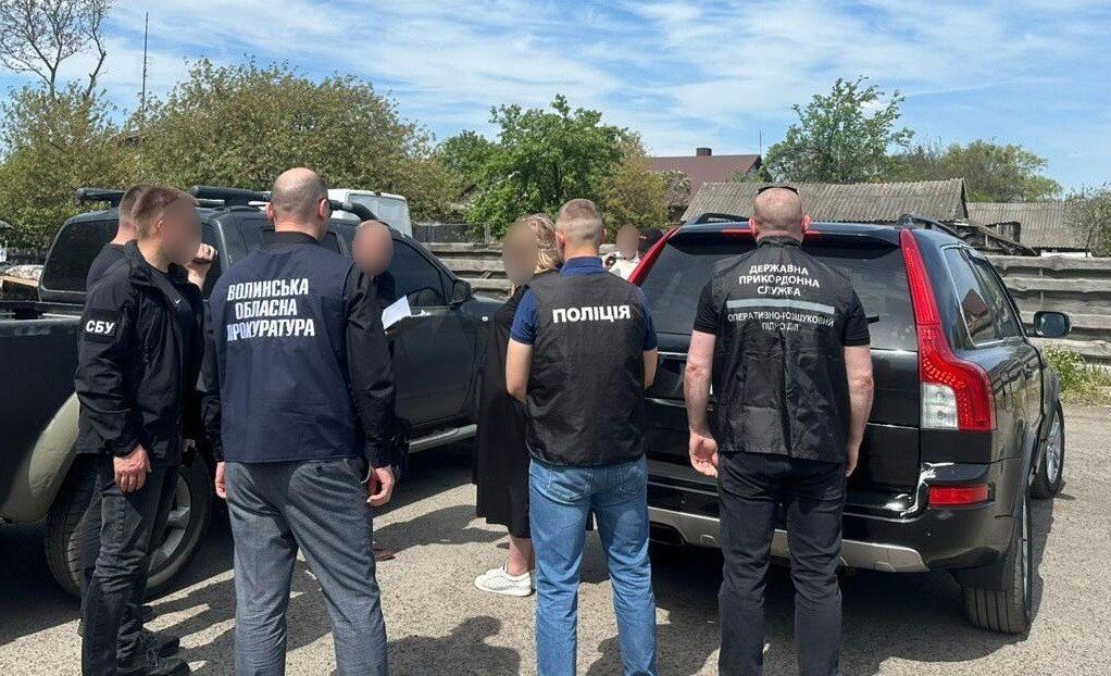 Правоохоронці затримують організаторку схеми для ухилянтів