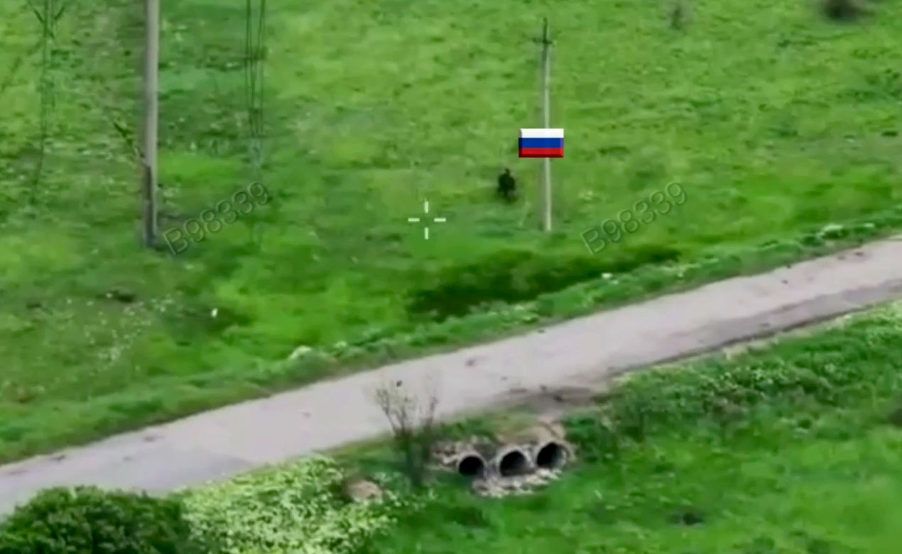 Російський штурмовик йде по полю