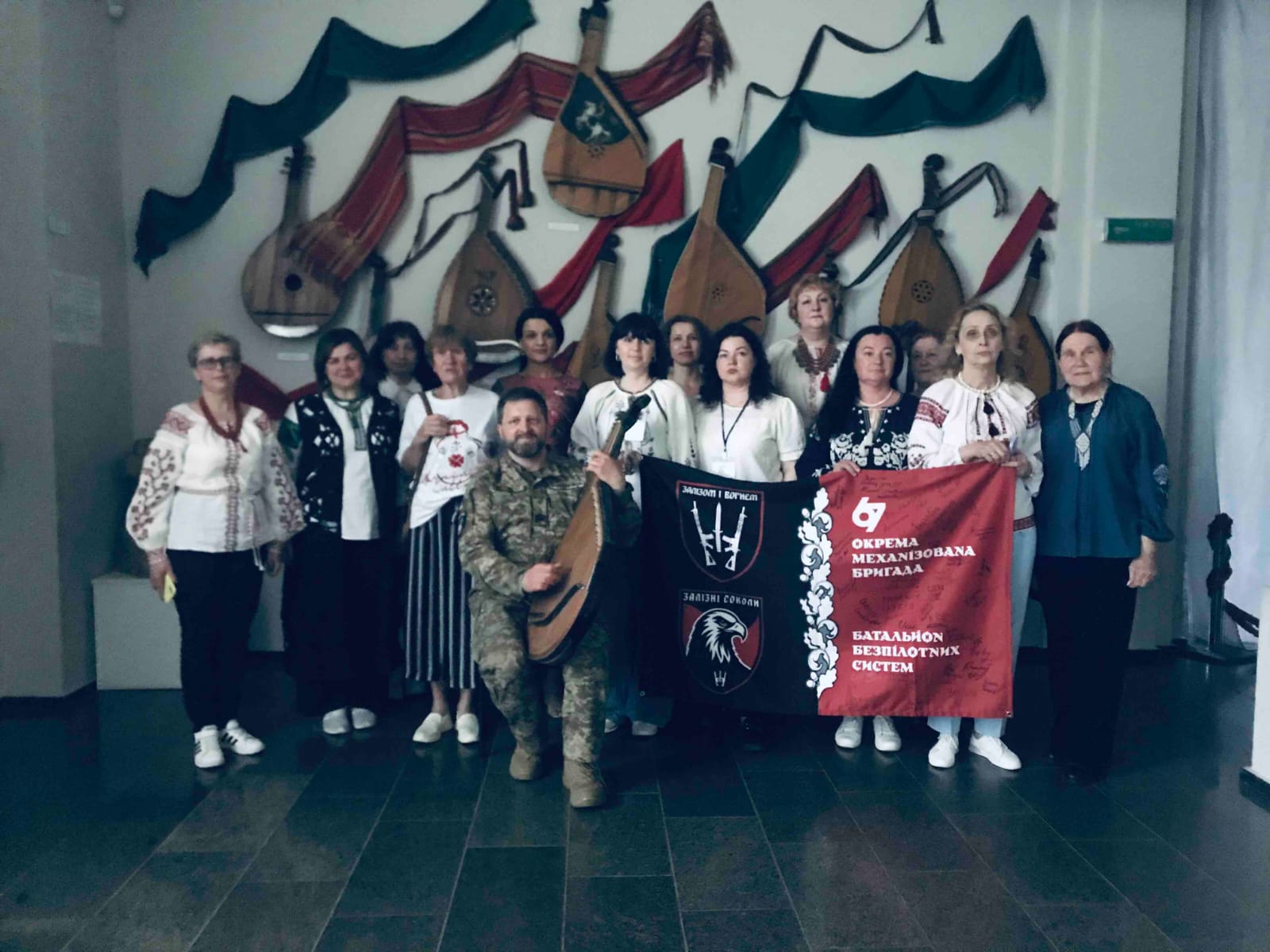 Врученя бойового прапору із передової музею Шевченка під час фестивалю в Каневі