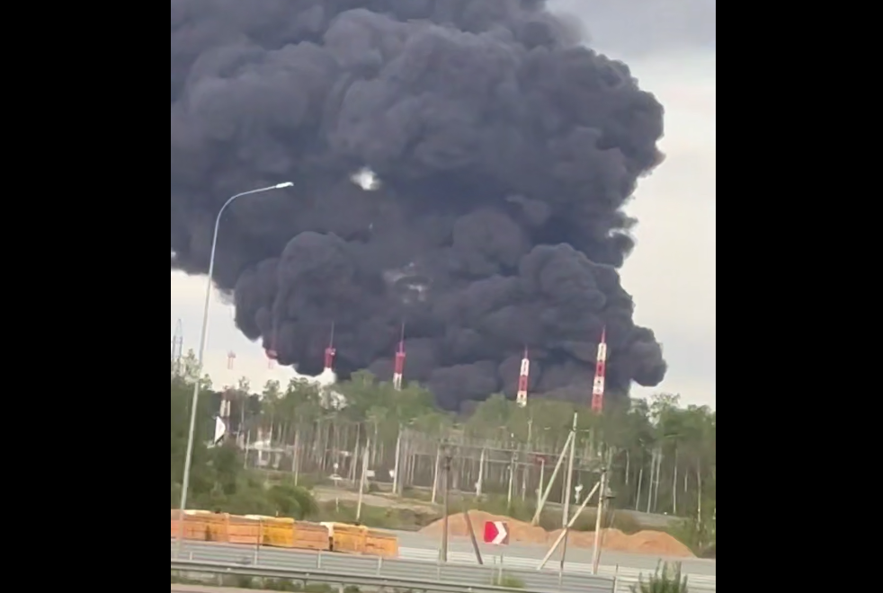 Потужний стовп чорного диму