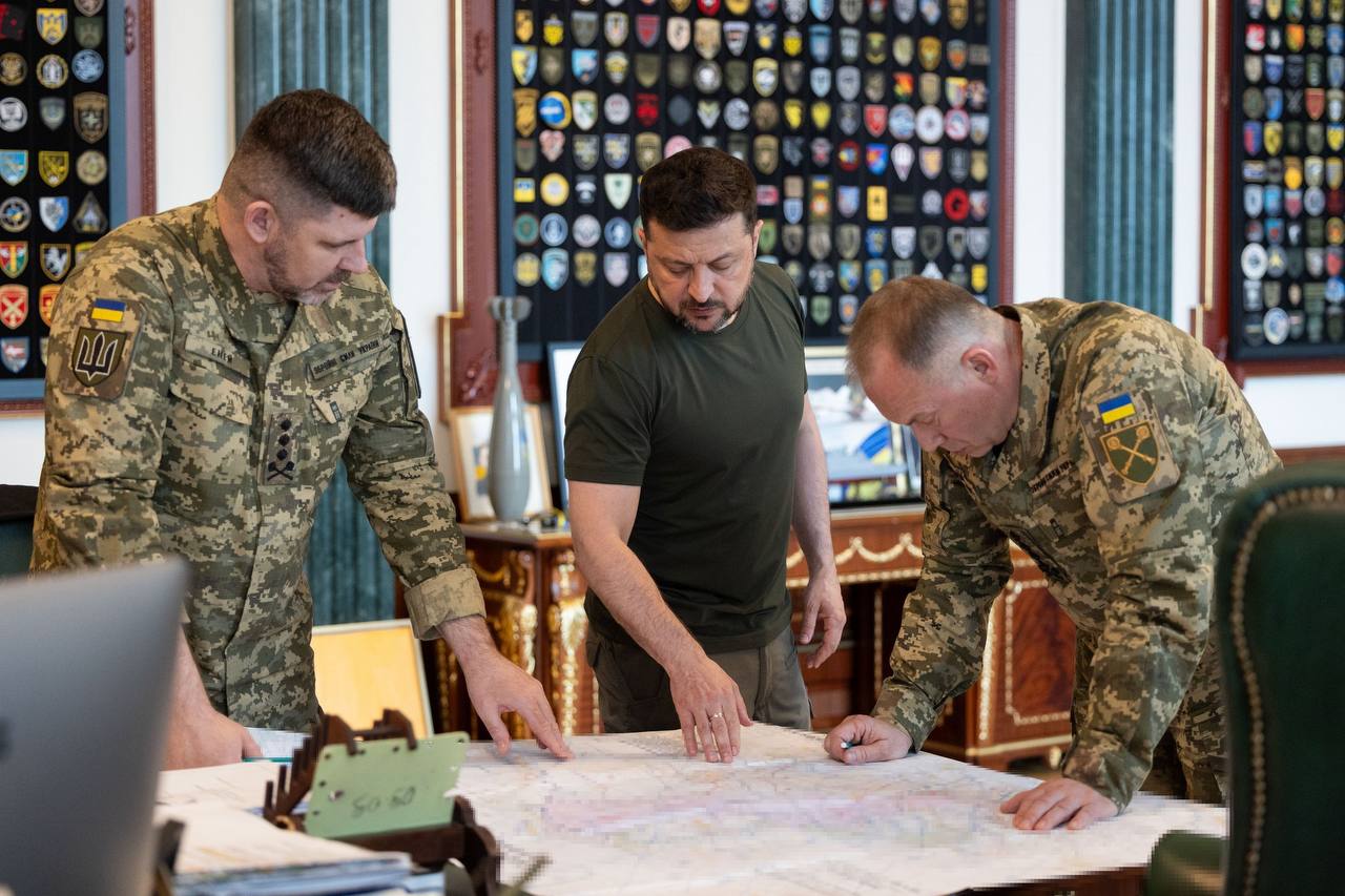 Президент України Володимир Зеленський під час наради з Головнокомандувачем ЗСУ генералом Олександром Сирським та начальником Генштабу ЗСУ генерал-лейтенантом Андрієм Гнатовим