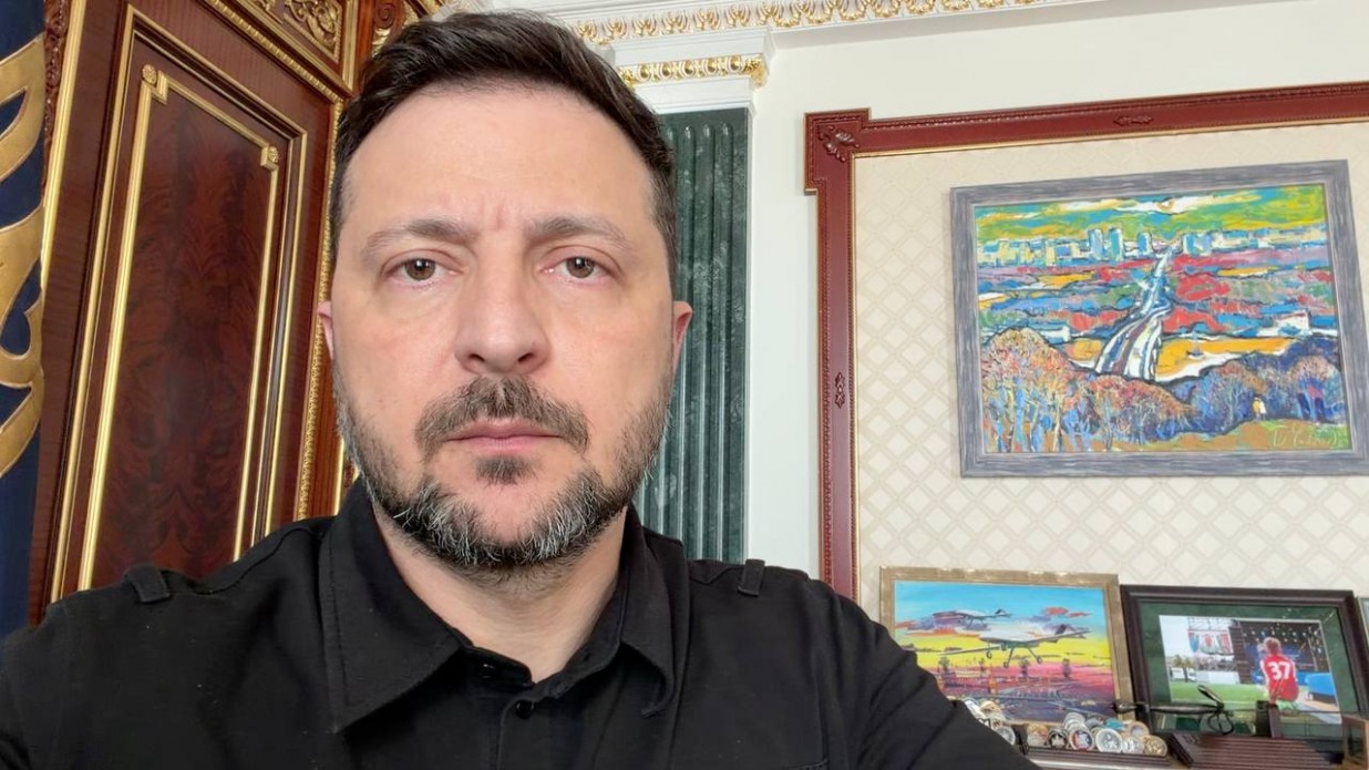 Володимир Зеленський у своєму кабінеті