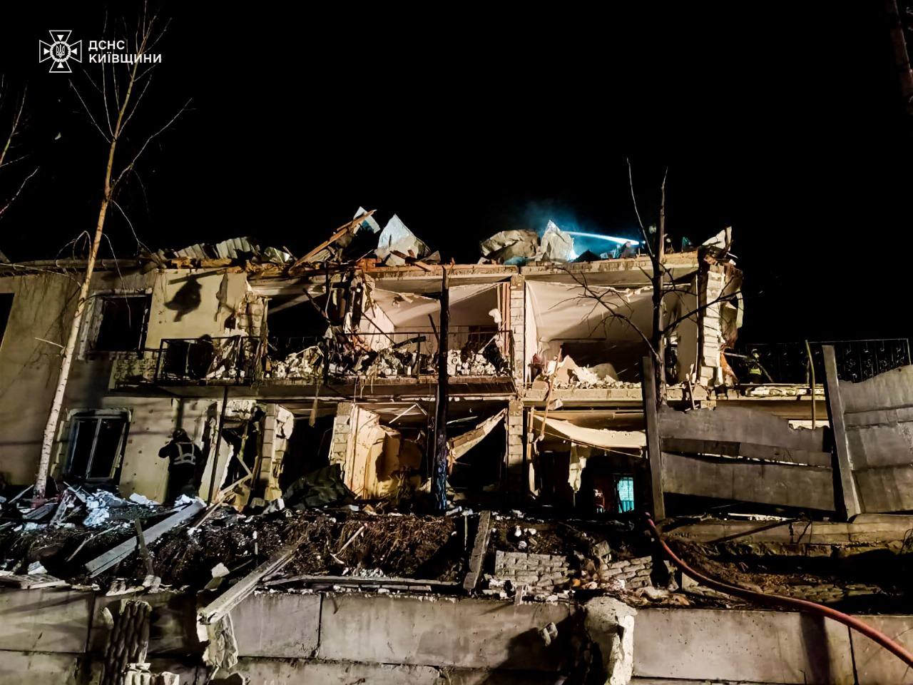 У темну пору доби рятувальники ліквідовують наслідки удару по сильно пошкодженій будівлі. Зруйновані перекриття, вибиті вікна та обвалені конструкції свідчать про значні руйнування.