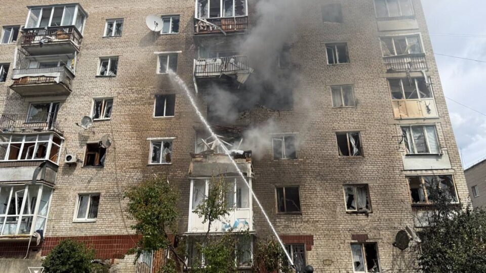 Окупанти атакували дроном багатоповерхівку в Ізюмі: одна людина загинула, троє постраждали 