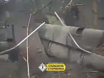 Два дрони розібрали укриття, а третій добив: зразкове знищення російської гармати