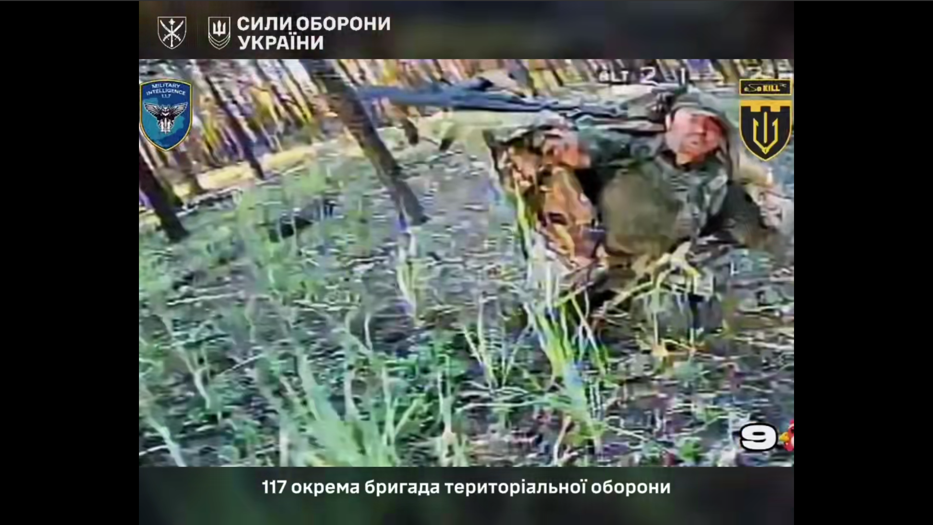 Окупант виглядає з-під плаща