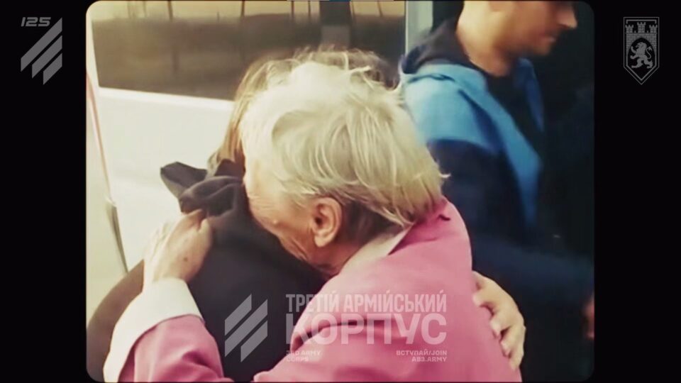 Бабуся і двоє собак: наші бійці евакуювали жительку прифронтового села на Лиманщині  