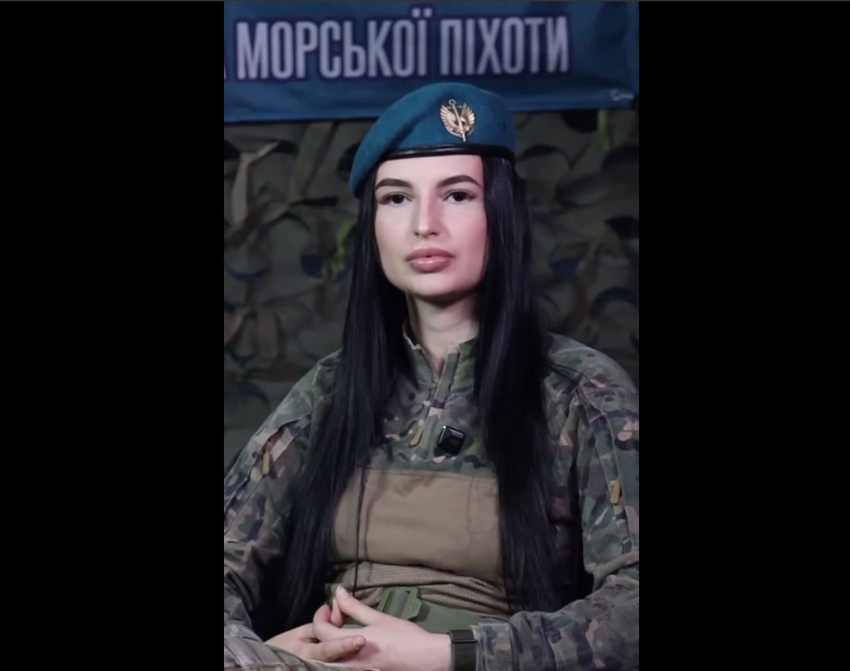 Віськова з беретом морської піхоти