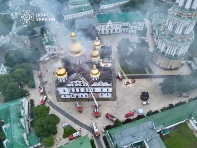 Масована атака на Київ: є загиблі та поранені, перебої зі світлом, горить Успенський собор