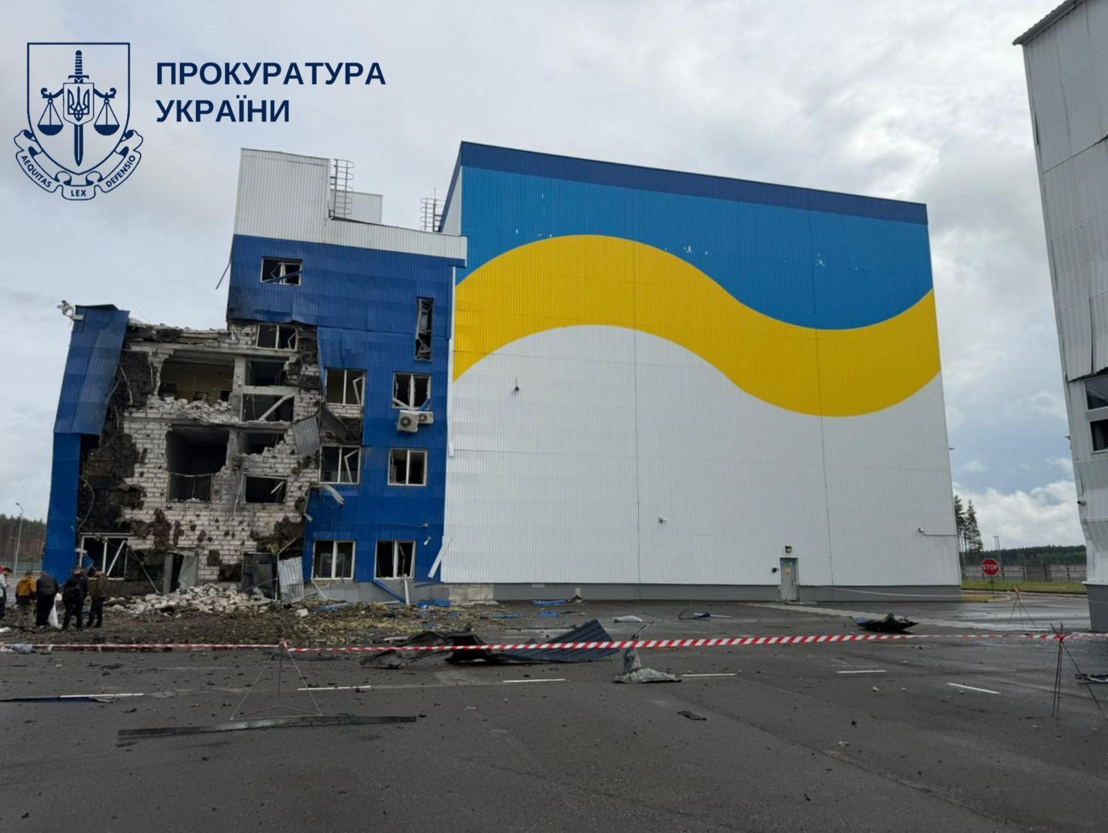 Пошокджений ударом дрона адміністративний корпус МАГАТЕ