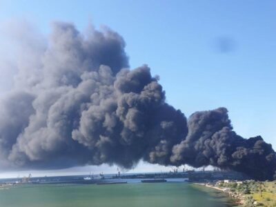 Половина Криму без світла, горить ТЕЦ у Керчі — шлейф диму майже 50 кілометрів