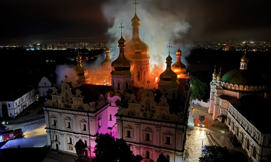 Пошкоджений ударом собор убезпечили від негоди: у Лаврі завершили першочергові роботи 