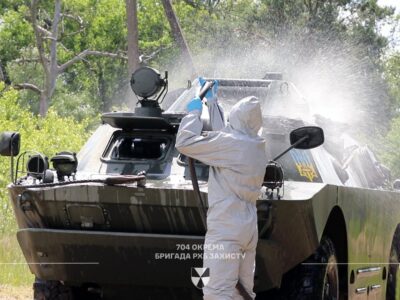 Дозиметри, спецобробка і контроль: як військову техніку очищують після завдань у зоні відчуження