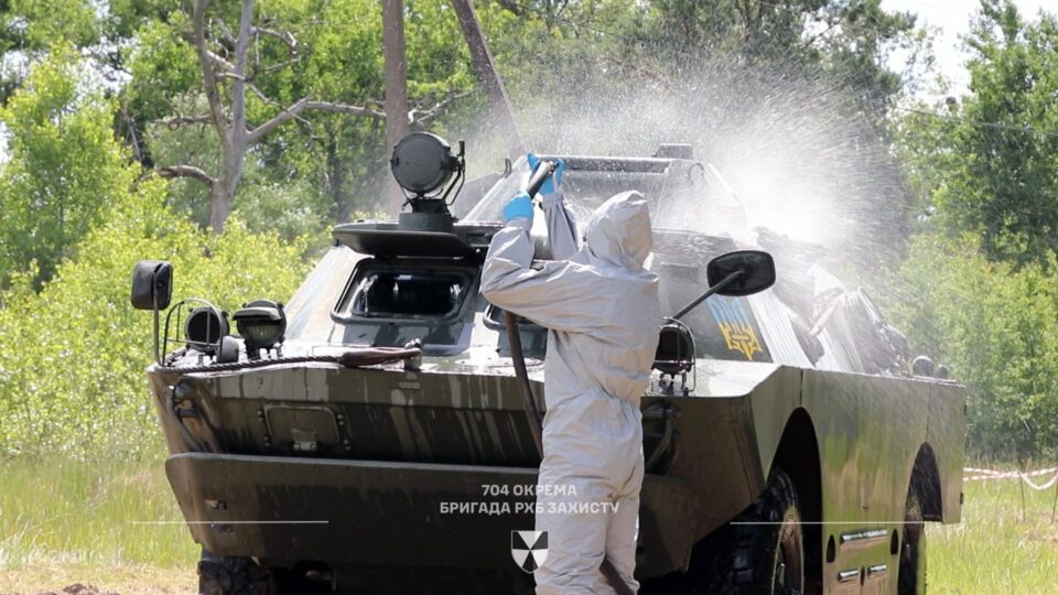 Дозиметри, спецобробка і контроль: як військову техніку очищують після завдань у зоні відчуження 
