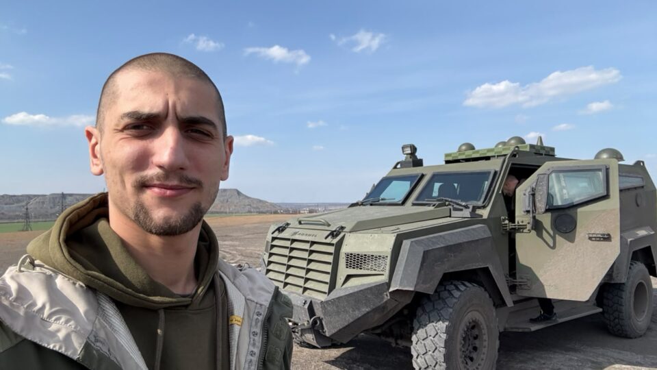 «На фронті вже працюють роботи»: оператор НРК «Абрамс» — про сучасну війну, евакуацію поранених і силу побратимства 