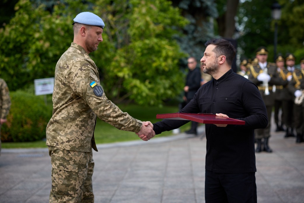 Президент України вручає нагороду