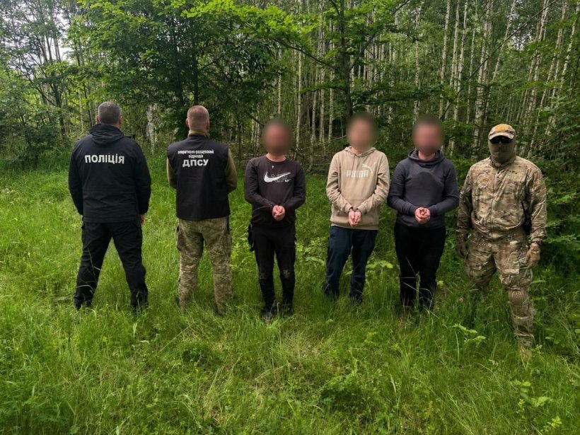 Затримані клієнти та переправник в оточенні прикордонників