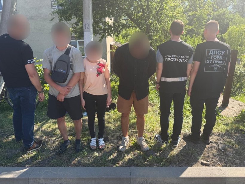 Клиєнт та двоє переправників