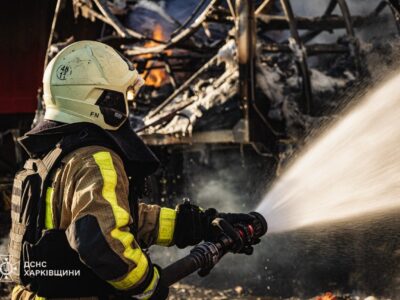 Під Харковом ворожі дрони атакували поштовий термінал і спричинили велику пожежу