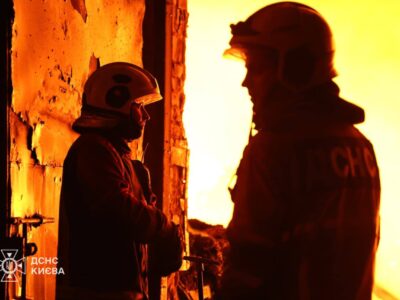 Понад сто рятувальників гасили пожежу у Києві, яку спричинив російський удар
