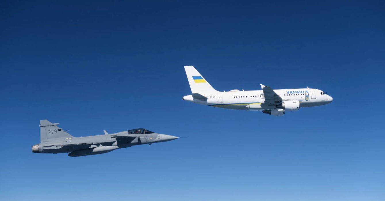 Шведський винищувач Gripen супроводжує український президентський Airbus A319