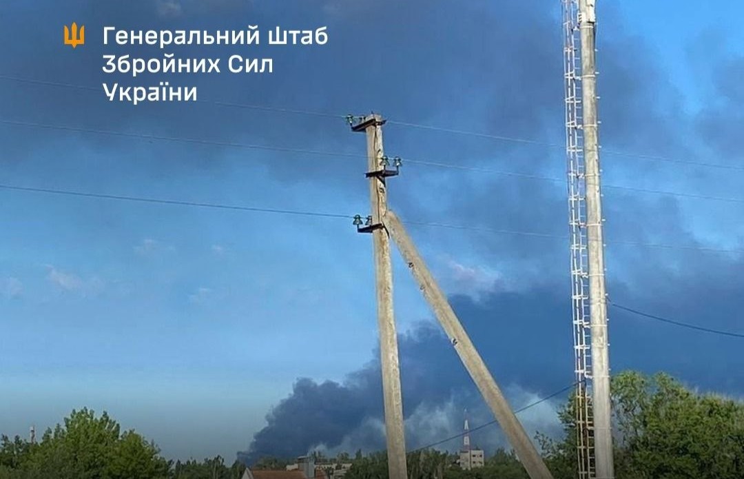 Потужний стовп чорного диму