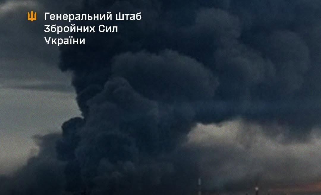 Потужний стовп чорного диму